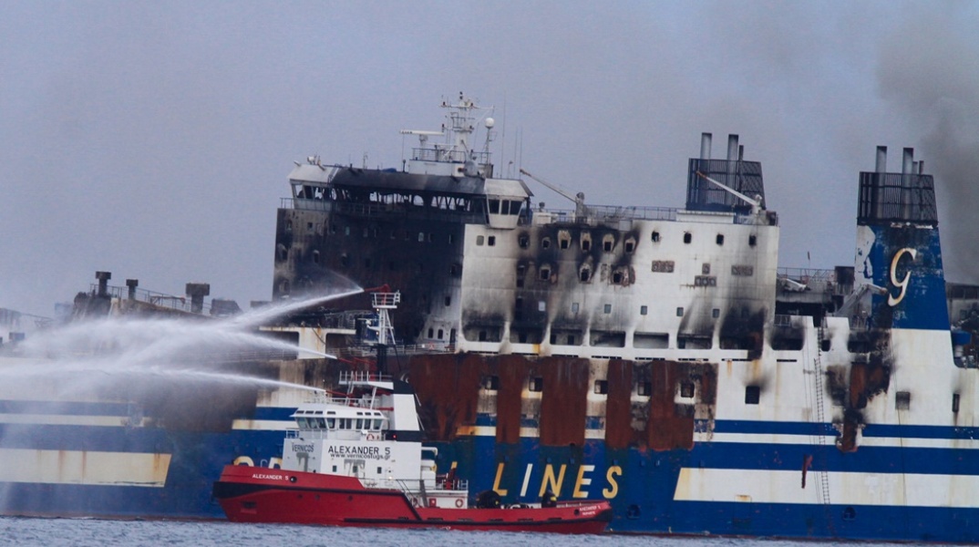 Euroferry Olympia: Πυροσβεστικά σκάφη ρίχνουν νερό στο πλοίο που πήρε φωτιά τα ξημερώματα της Παρασκευής (18/2)