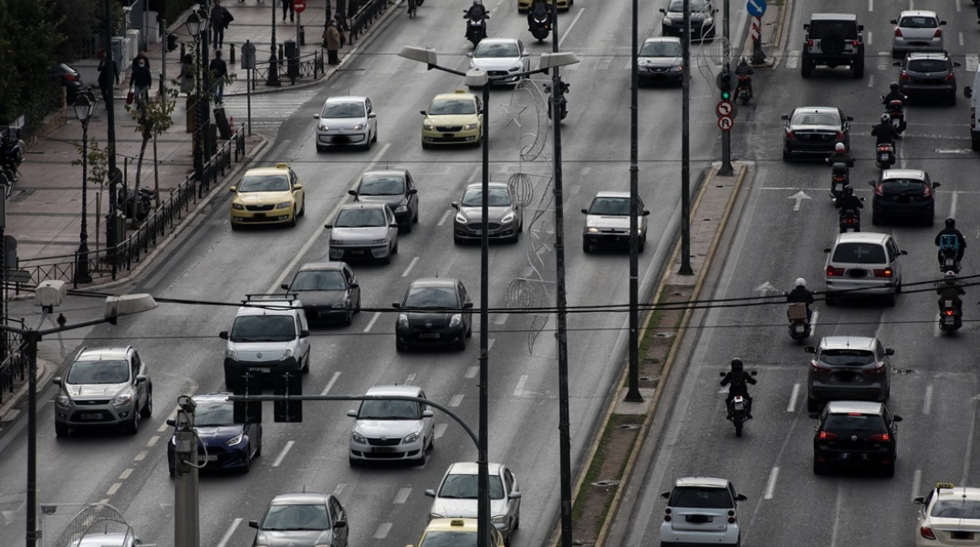 Αυτοκίνητα σε δρόμο της Αθήνας - Κίνηση
