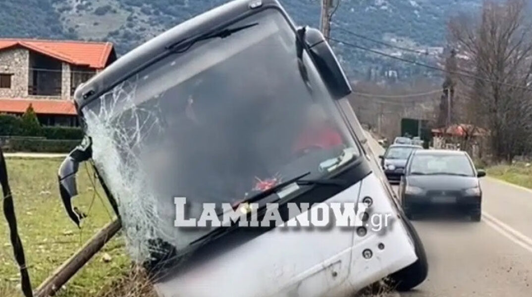 Ζημιές σε τουριστικό λεωφορείο που έπεσε σε κολώνα της ΔΕΗ στη Λαμία - Οι επιβάτες βγήκαν από παρμπρίζ
