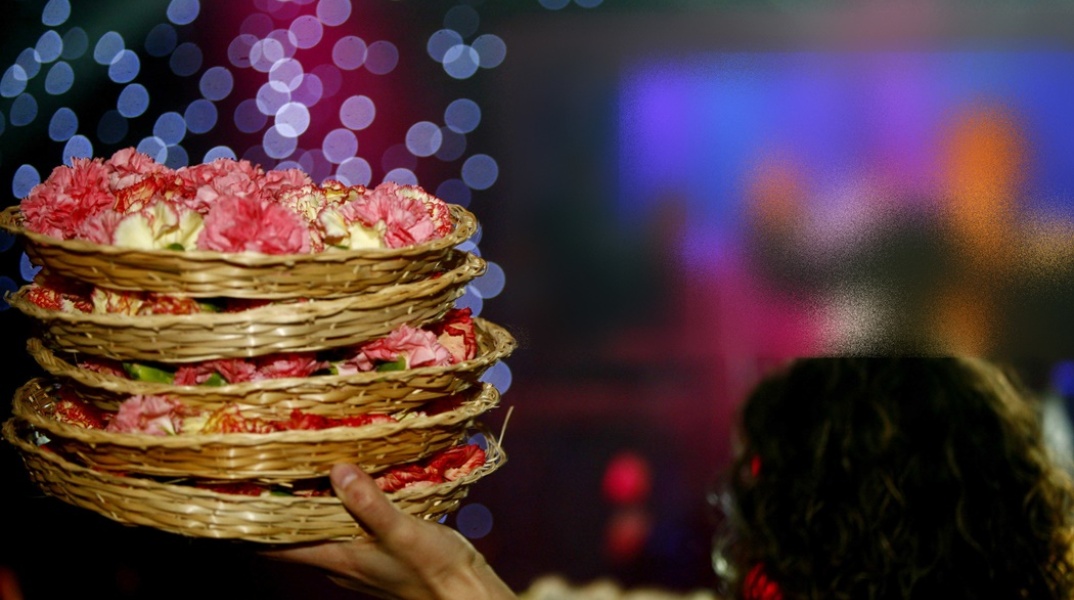 Λουλούδια σε νυχτερινό κέντρο