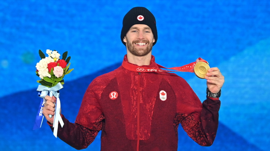 Ο Μαξ Παρό ποζάρει με το χρυσό μετάλλιο. 