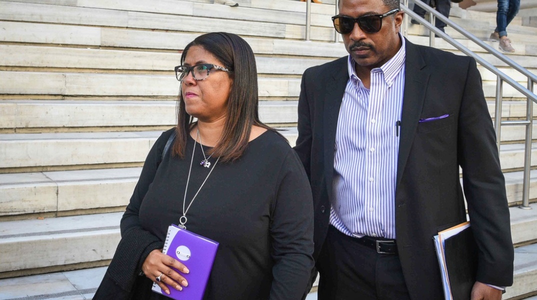 Οι γονείς του Μπακαρί Χέντερσον κατά την άφιξή του στο δικαστήριο σε προηγούμενη δίκη για τη δολοφονία του στη Ζάκυνθο