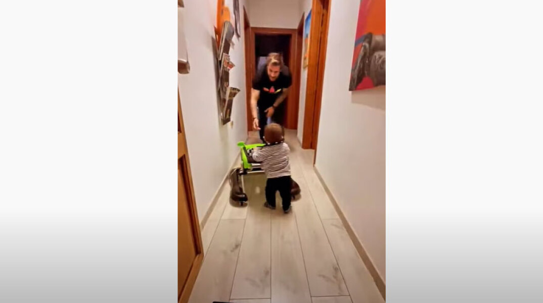 Ο Άκης Πετρετζίκης βλέπει τον γιο του να κάνει τα πρώτα του βήματα