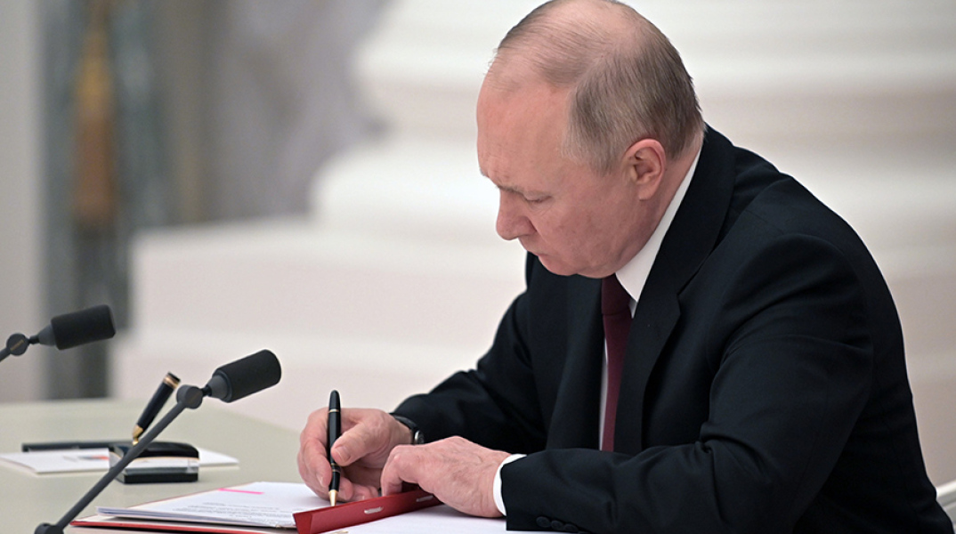 Η στιγμή που ο Πούτιν υπογράφει την αναγνώριση των Ντονέτσκ και Λουχάνσκ