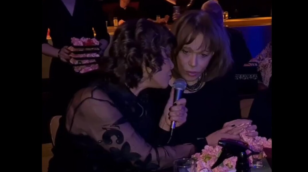 Η ηθοποιός Μαίρη Χρονοπούλου και η τραγουδίστρια Κωνσταντίνα τραγουδούν το «Έκλαψα χθες» σε νυχτερινό κέντρο