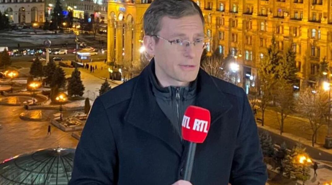 Viral δημοσιογράφος μεταδίδει το Ουκρανικό σε έξι γλώσσες (video)