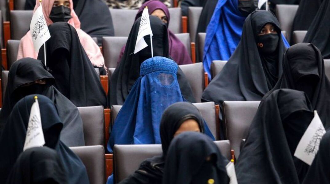 Αφγανιστάν: Οι γυναίκες δημόσιοι υπάλληλοι θα πρέπει να καλύπτουν σωστά το κεφάλι τους, ακόμη και με κουβέρτα, ανακοίνωσαν οι Ταλιμπάν.