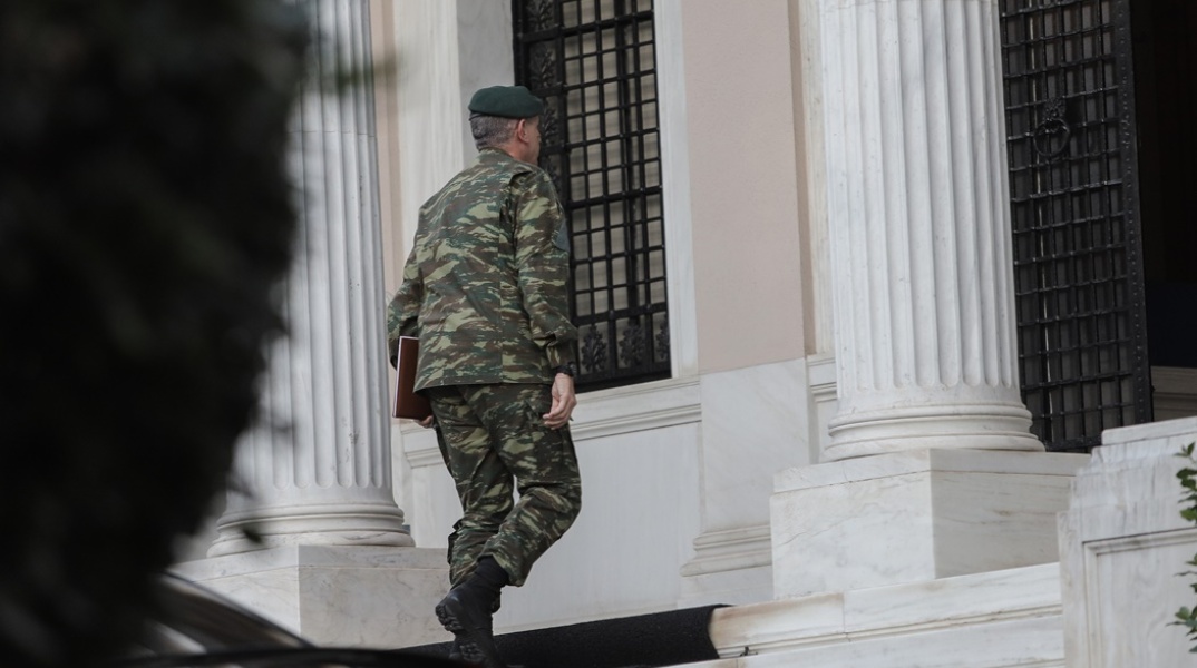 Ο στρατηγός Φλώρος εισέρχεται στο Μέγαρο Μαξίμου για τη συνεδρίαση του ΚΥΣΕΑ