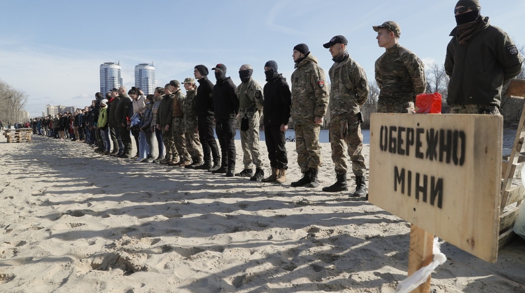 Ουκρανοί ετοιμάζονται να λάβουν μέρος σε στρατιωτική άσκηση στο Κίεβο