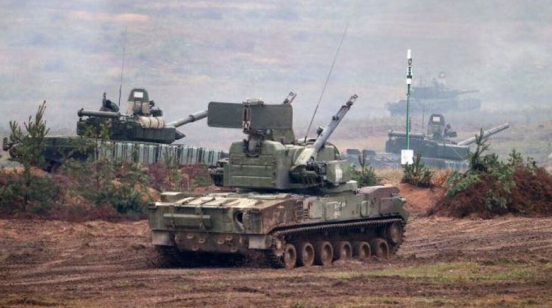Ρωσικά άρματα μάχης σε στρατιωτική άσκηση κόντα στα σύνορα με την Ουκρανία