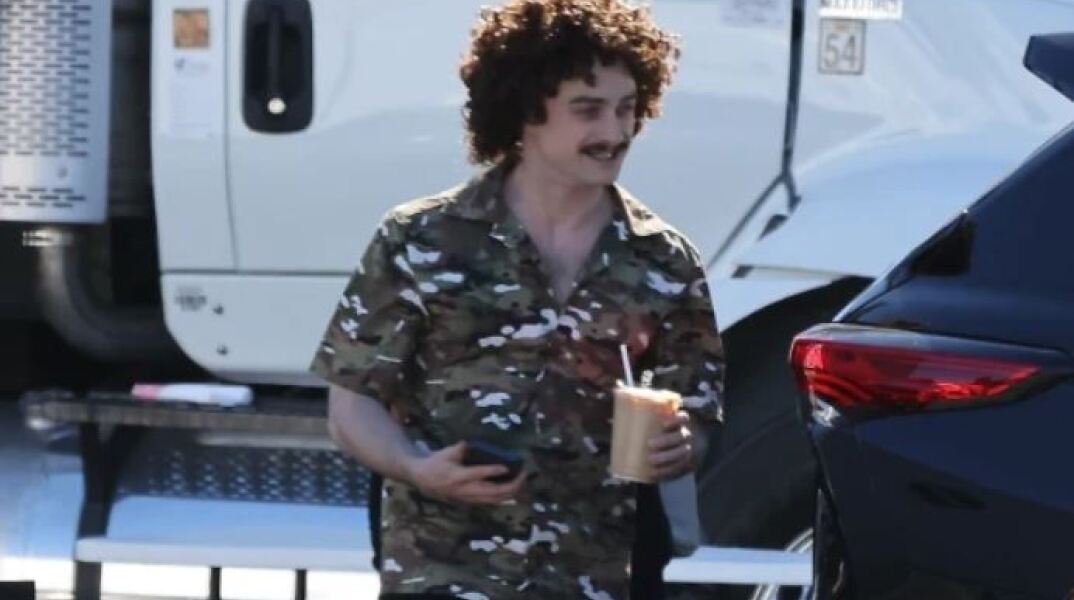 Ο Ντάνιελ Ράντκλιφ αγνώριστος ως Αλ Γιάνκοβιτς στα γυρίσματα της ταινίας «Weird: The Al Yankovic Story»