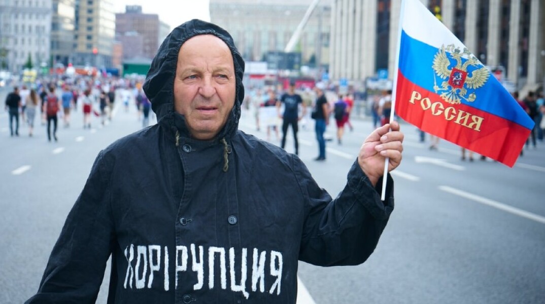 Ρώσος πολίτης στους δρόμους της χώρας μετά το διάγγελμα Πούτιν