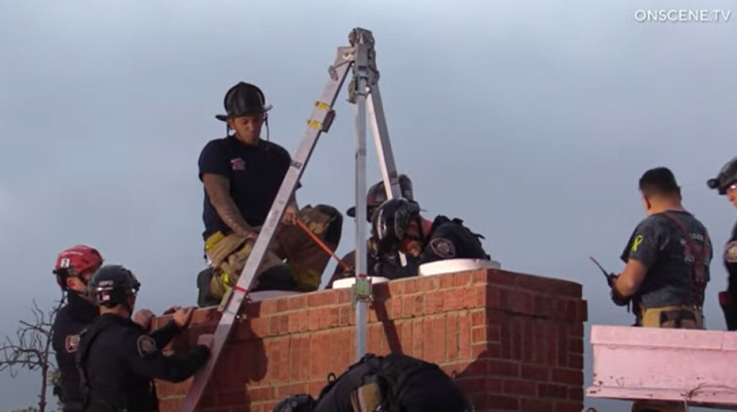 Πυροσβέστες στην καμινάδα που σφήνωσε η γυναίκα στις ΗΠΑ