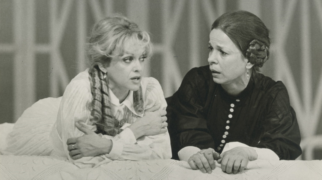 «Ο Βασιλικός» (1986). Έφη Ροδίτη (Ρονκάλαινα), Μαρία Δημητριάδου (Λανάρω). 