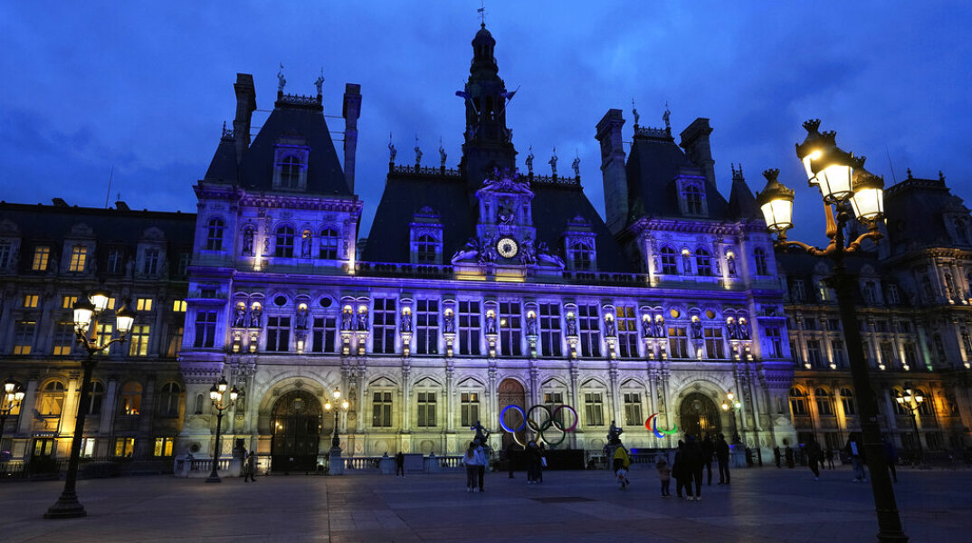 Βερολίνο και Παρίσι φωταγώγησαν κτίρια στα χρώματα της Ουκρανίας