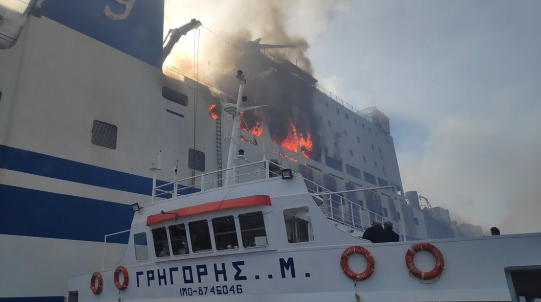 Euroferry Olympia: Φωτογραφία από την επιχείρηση κατάσβεσης της φωτιάς στο πλοίο