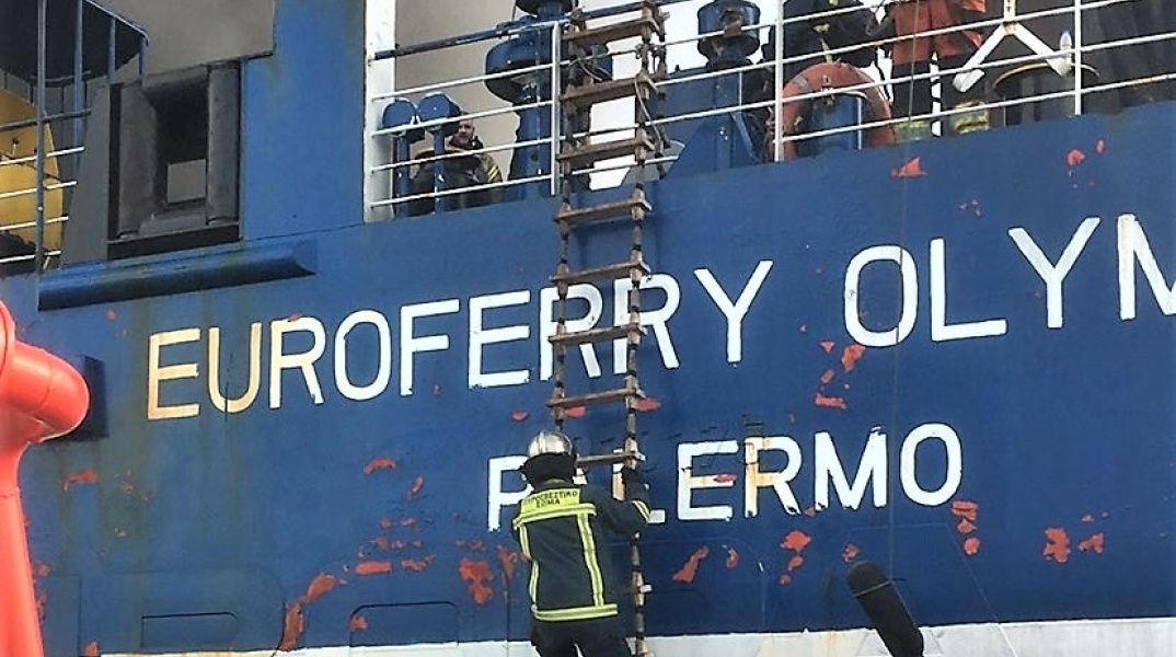 Πυροσβέστες και άνδρες της ΕΜΑΚ στο πλοίο Euroferry Olympia κατά τη διάρκεια επιχείρησης για τον εντοπισμό των 10 αγνοουμένων. 