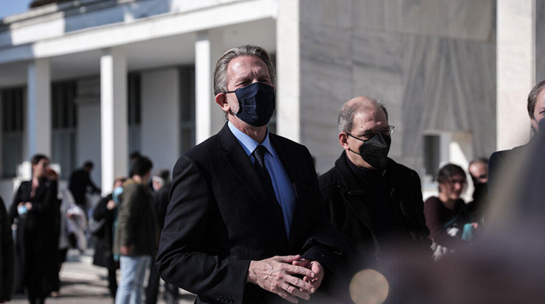 Ο Παύλος Γερουλάνος με μάσκα για τον κορωνοϊό