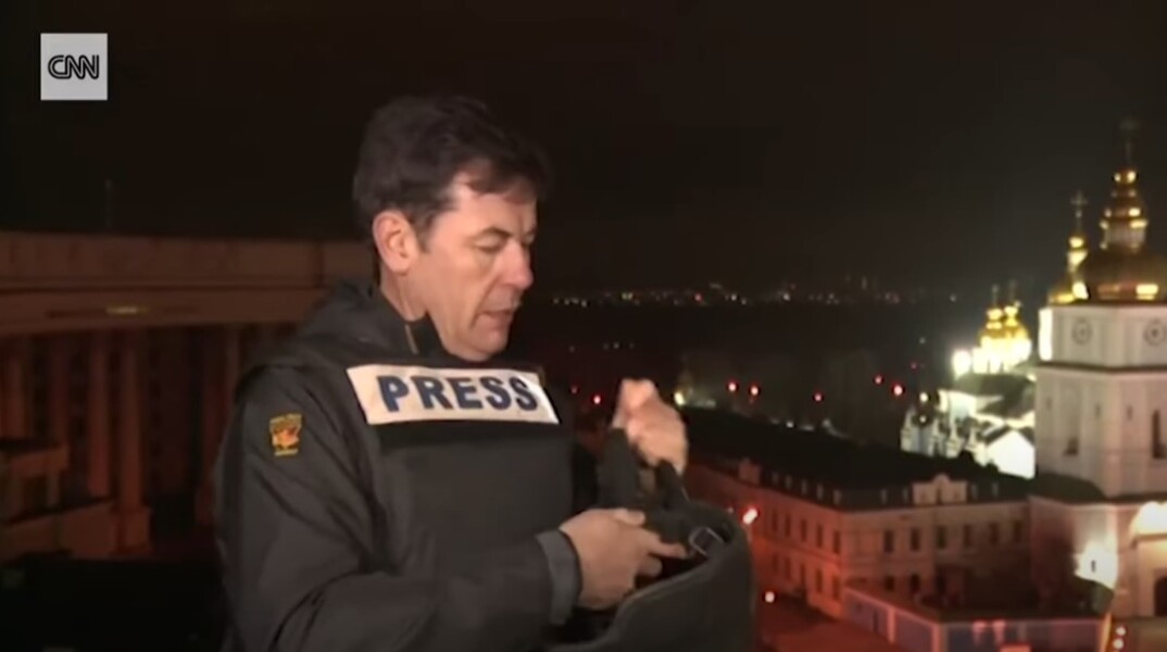 Δημοσιογράφος του CNN στην Ουκρανία φορά το κράνος του σε ζωντανή σύνδεση