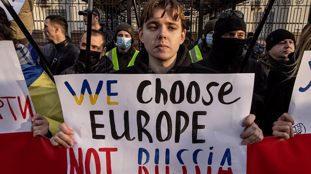 Πλακάτ κατά της ρωσικής εισβολής στην Ουκρανία