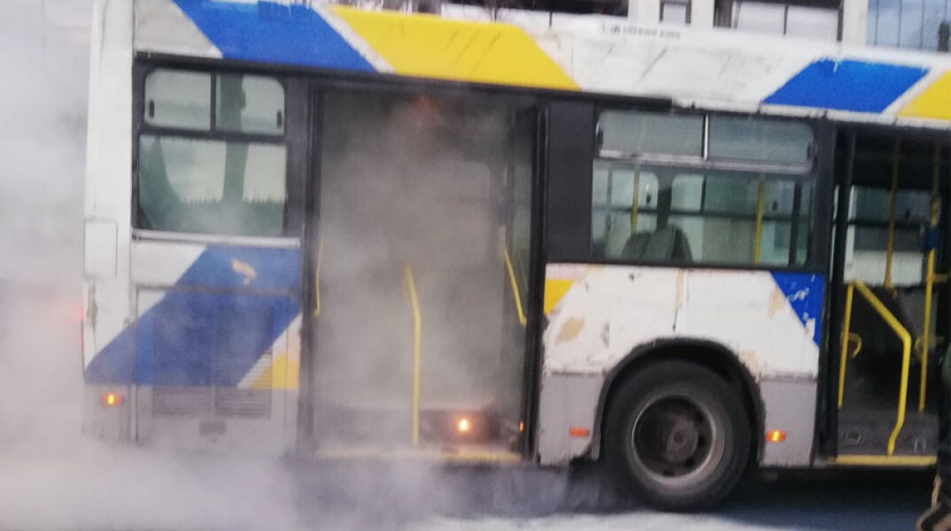 Φωτιά στο λεωφορείο 608 Ζωγράφου-Γαλάτσι