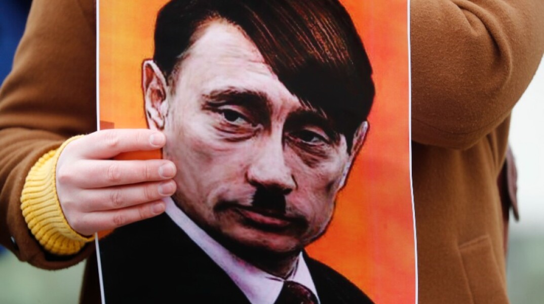 Πολίτες στη Λετονία διαδηλώνουν κατά της ρωσικής εισβολής στην Ουκρανία