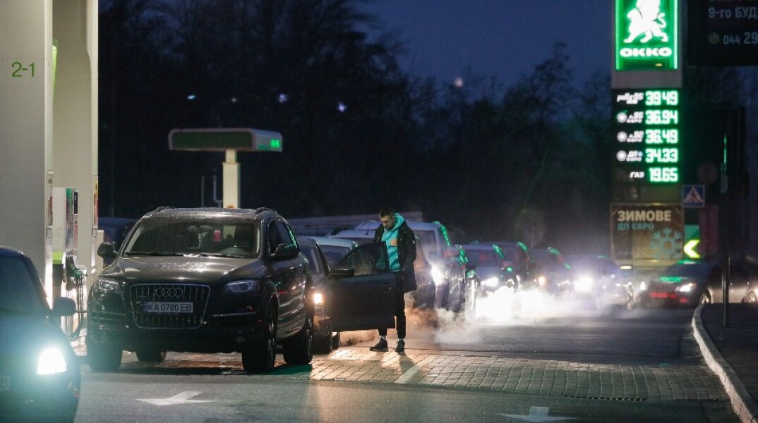 Ουκρανοί πολίτες βάζουν βενζίνη και φεύγουν από την χώρα τους
