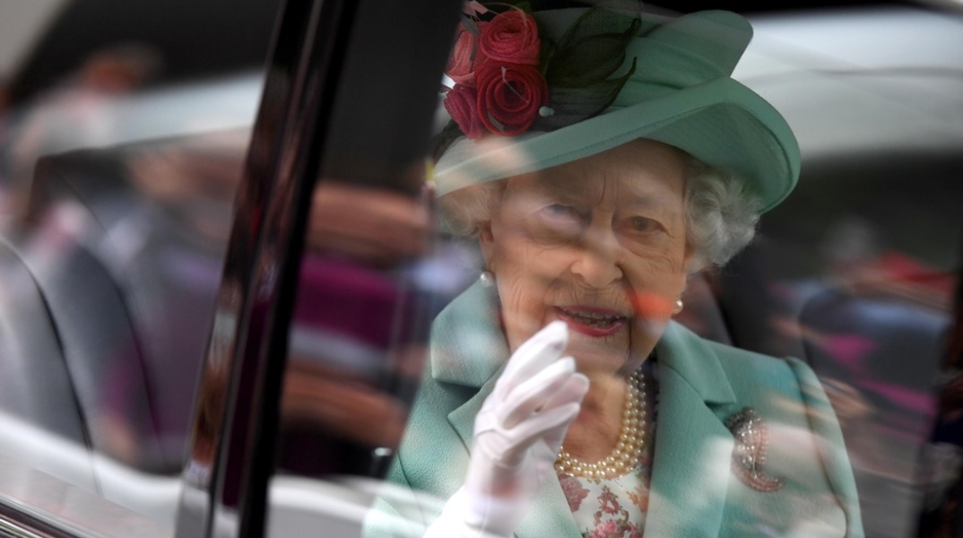 Η βασίλισσα Ελισάβετ μέσα σε αυτοκίνητο κατά την τελευταία της δημόσια εμφάνιση