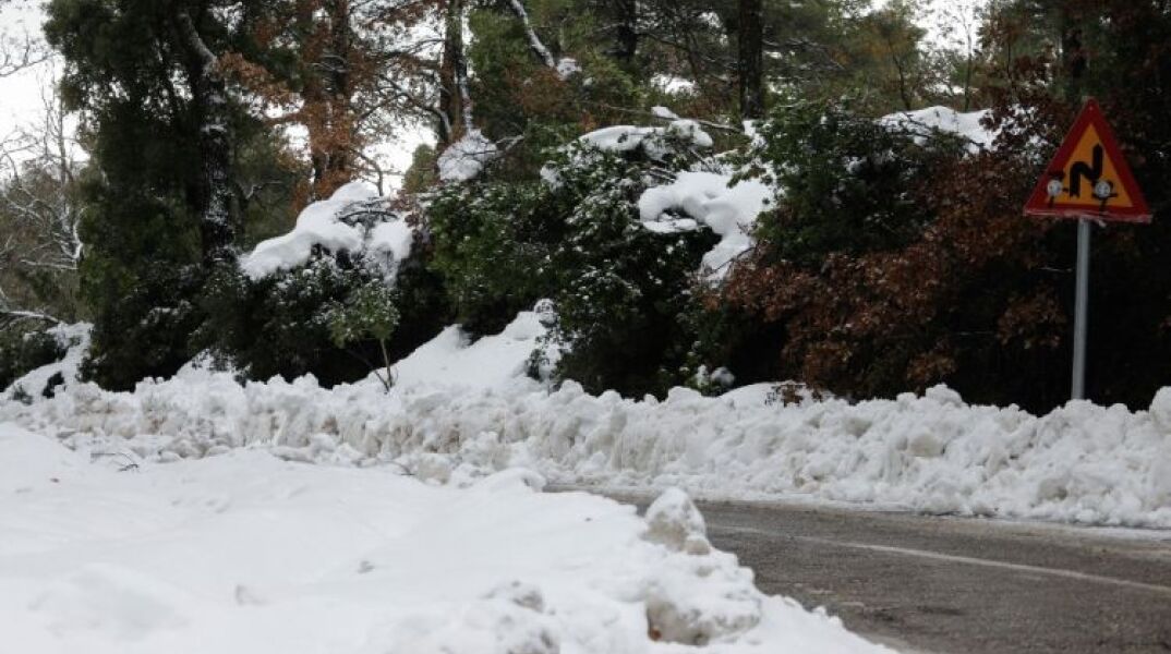 Κλειστή η Λεωφόρος Πάρνηθας λόγω χιονόπτωσης