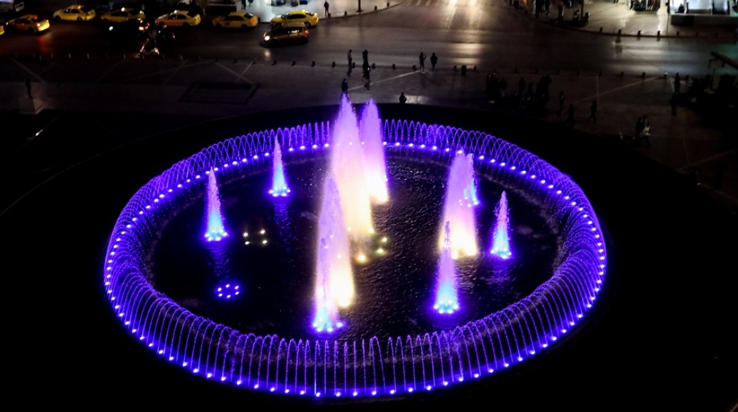 ΦΩΤΑΓΩΓΗΜΕΝΟ ΤΟ ΣΥΝΤΡΙΒΑΝΙ ΤΗΣ ΟΜΟΝΟΙΑΣ ΚΑΙ Η ΤΕΧΝΟΠΟΛΗ ΜΕ ΤΑ ΧΡΩΜΑΤΑ ΤΗΣ ΣΗΜΑΙΑΣ ΤΗΣ ΟΥΚΡΑΝΙΑΣ (ΓΙΑΝΝΗΣ ΠΑΝΑΓΟΠΟΥΛΟΣ / EUROKINISSI)