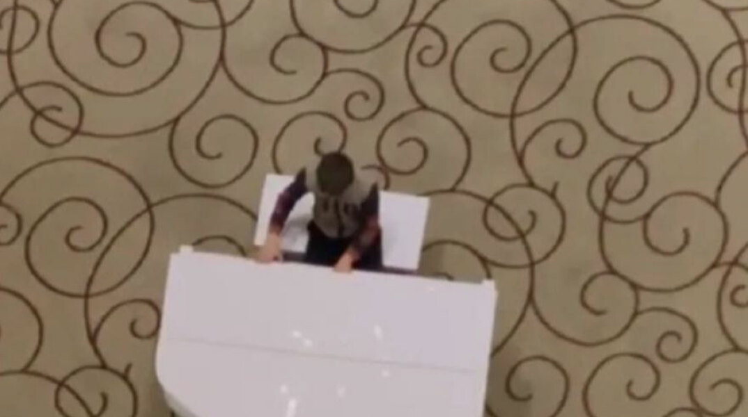 Το αγόρι στην Ουκρανία που παίζει πιάνο σε ξενοδοχείο στο Χάρκοβο, ενώ μαίνεται ο πόλεμος