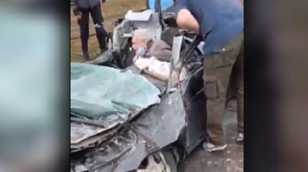 Πόλεμος στην Ουκρανία: Ρωσικό άρμα μάχης «λιώνει» αυτοκίνητο πολίτη ο οποίος απεγκλωβίζεται σώος.