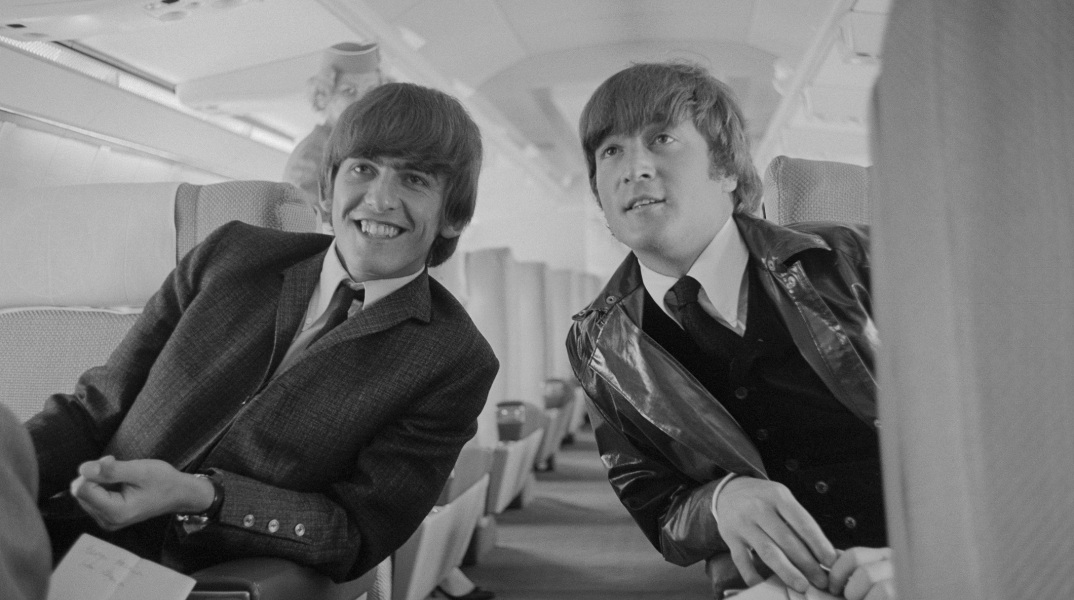 O George Harrison και ο John Lennon, στο αεροπλάνο πριν απογειωθούν από το Λος Άντζελες για το Λονδίνο, επιστρέφοντας από διακοπές τριών εβδομάδων στην Ταϊτή 