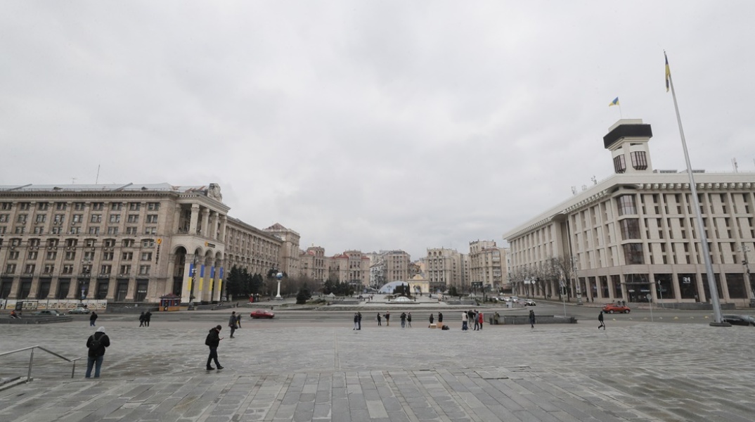 Άδεια πλατεία στο Κίεβο μετά την επιβολή στρατιωτικού νόμου στην Ουκρανία