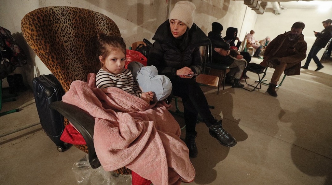 Πόλεμος στην Ουκρανία: Παιδιά βρίσκονται στα καταφύγια μαζί με τις μητέρες τους