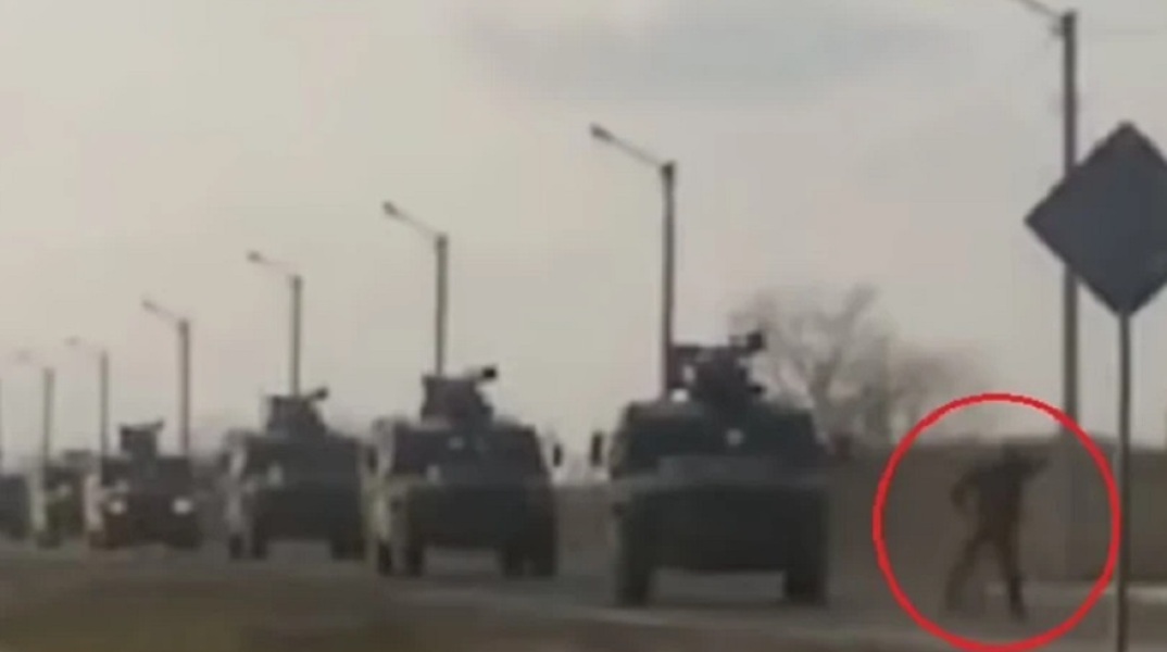 Ουκρανία: Η στιγμή που πολίτης μπαίνει μπροστά από τα ρωσικά τανκ για να τα εμποδίσει