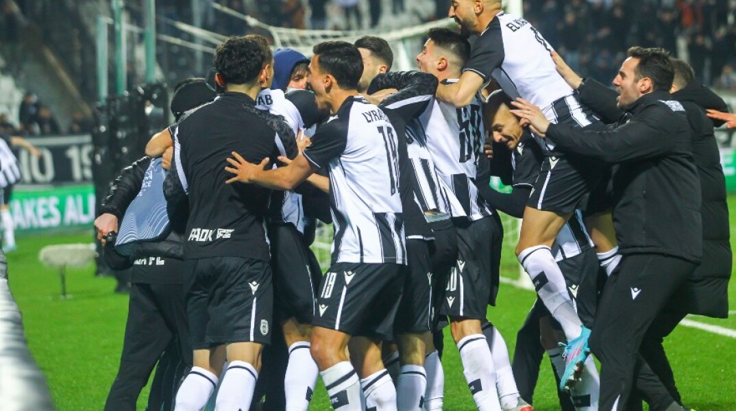 Οι παίκτες του ΠΑΟΚ πανηγυρίζουν την πρόκριση επί της Μίντιλαντ