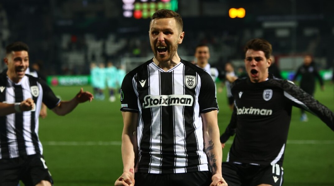 Οι παίκτες του ΠΑΟΚ πανηγυρίζουν την πρόκριση επί της Μίντιλαντ