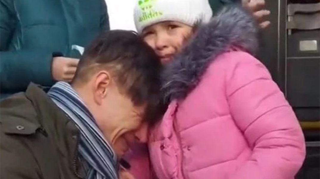 Ουκρανία: Πατέρας αποχαιρετά την κόρη του