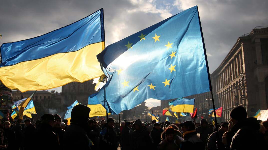 Διαδηλωτές με σημαίες της Ουκρανίας και της Ευρωπαϊκής Ένωσης