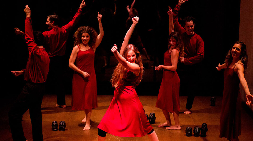 «Αναφορά για μια Ακαδημία» από την Ομάδα Σημείο Μηδέν, σε σκηνοθεσία Σάββα Στρούμπου στο Θέατρο Άττις-Νέος Χώρος