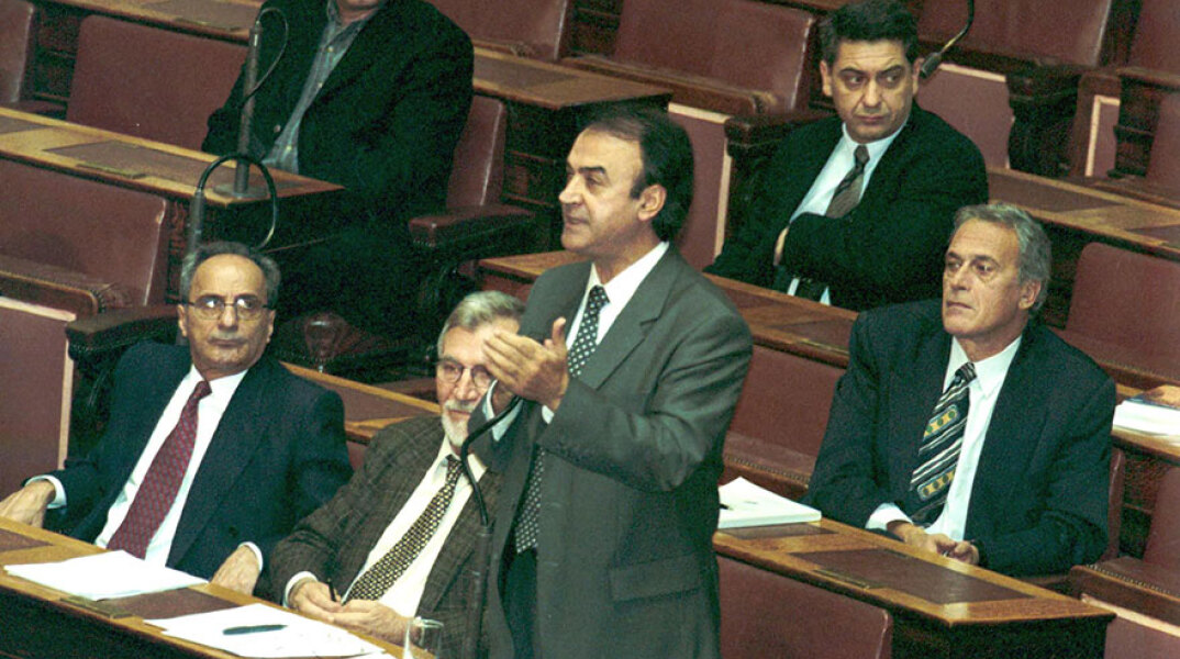 Ο Δημήτρης Τσοβόλας στη Βουλή ως πρόεδρος του ΔΗΚΚΙ το 1999