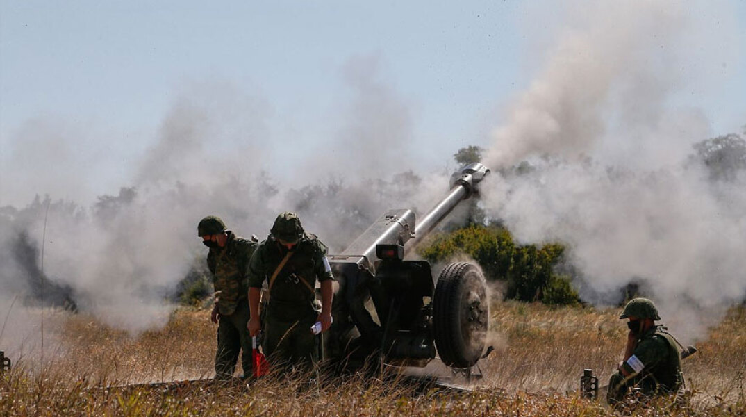 Ρωσόφωνοι αυτονομιστές στο Ντόνετσκ στην Ανατολική Ουκρανία βομβαρδίζουν στόχο
