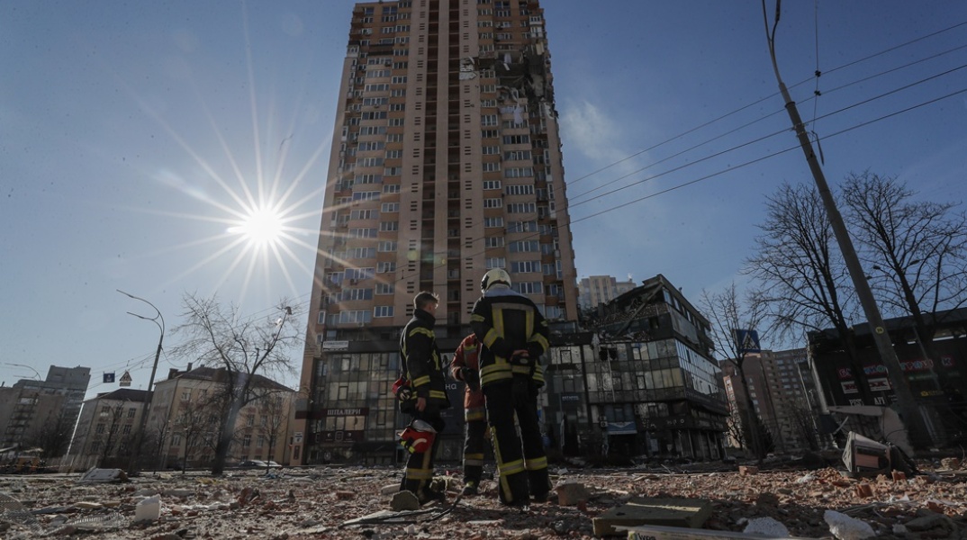Πόλεμος στην Ουκρανία: Πυροσβέστες σε βομβαρδισμένο δρόμο στο Κίεβο