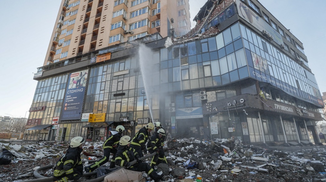 Πόλεμος στην Ουκρανία: Πυροσβέστες επιχειρούν στην κατάσβεση φωτιάς σε πολυκατοικία που επλήγη από τους βομβαρδισμούς