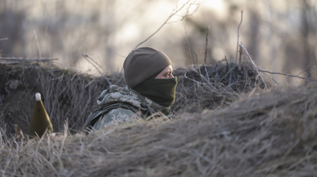 Πόλεμος στην Ουκρανία: Ουκρανός στρατιώτης παίρνει θέση μάχης κοντά στο Κίεβο