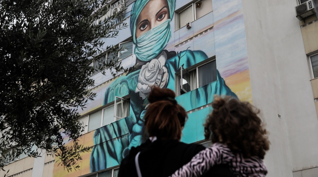 Τοιχογραφία που απεικονίζει μια νοσηλεύτρια στο Τζάνειο Νοσοκομείο Πειραιά