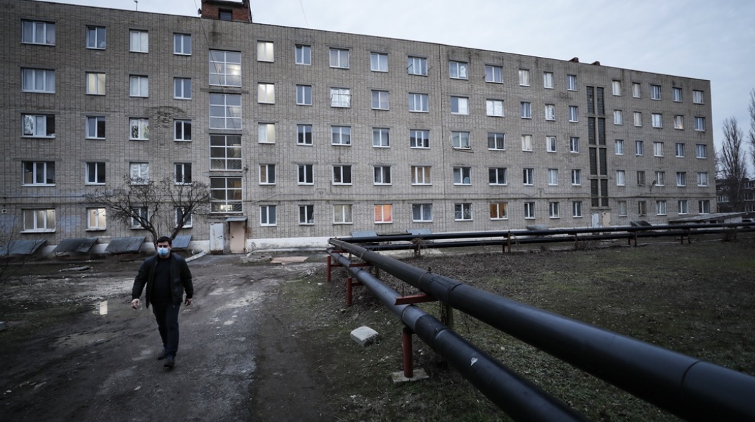 Πόλεμος στην Ουκρανία: Πολίτης περπατά στην πόλη Ντονέτσκ