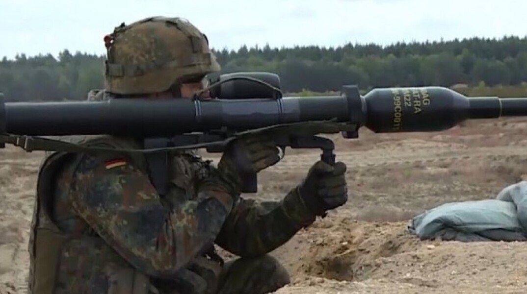 Αλλαγή στάσης για τη Γερμανία: Θα προμηθεύσει την Ουκρανία με όπλα μέσω τρίτης χώρας