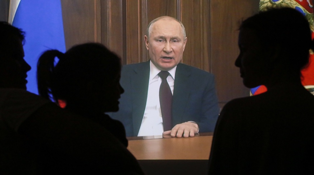 Άνθρωποι που παρακολουθούν το διάγγελμα Πούτιν για την εισβολή της Ρωσίας στην Ουκρανία